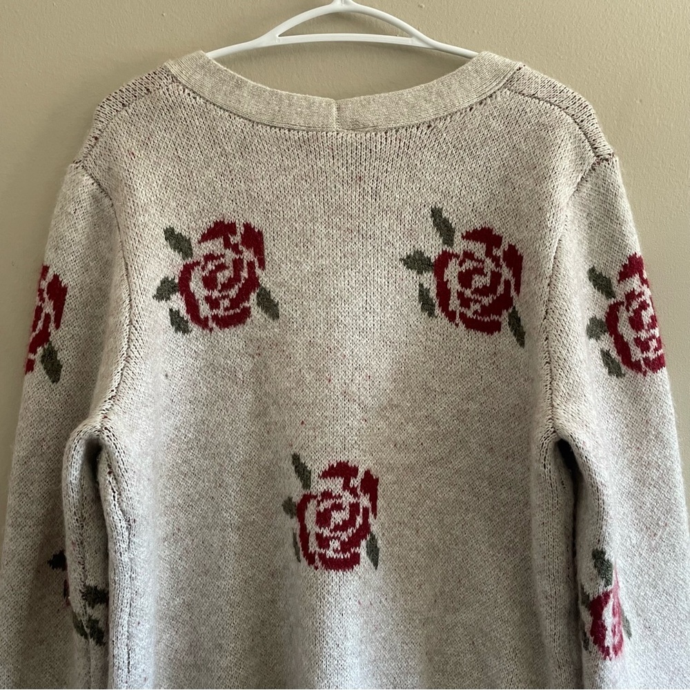 Cleo Oatmeal V Neck Rose Patterned Boxy Cardigan - Size Large Like New - Picture 11 of 16